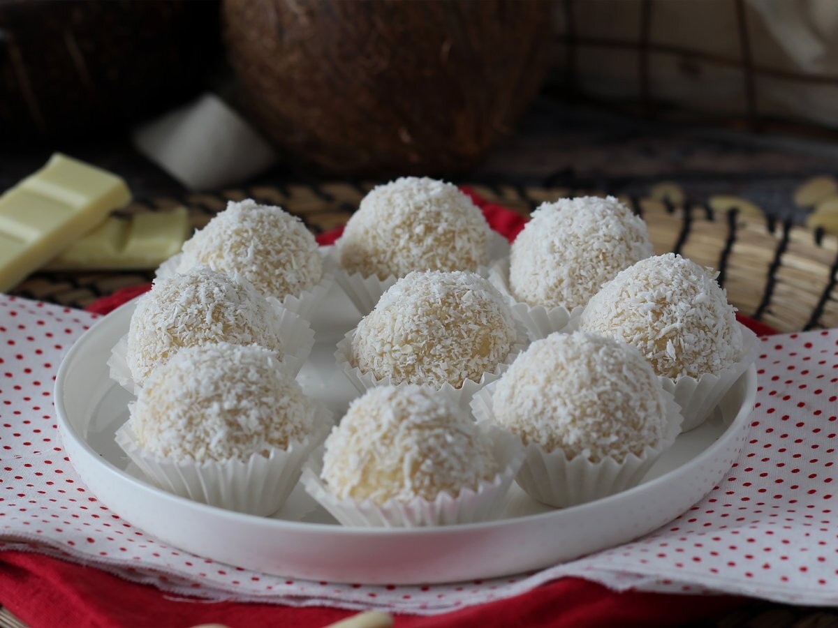 Homemade Raffaello : coconut, white chocolate and almond treats !