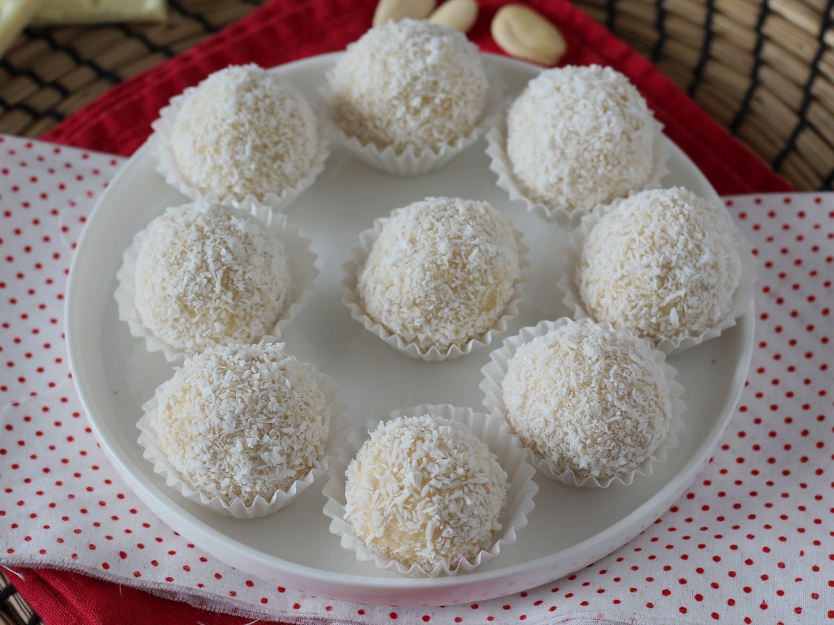 Homemade Raffaello : coconut, white chocolate and almond treats ! - photo 2