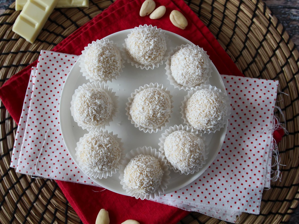 Homemade Raffaello : coconut, white chocolate and almond treats ! - photo 4