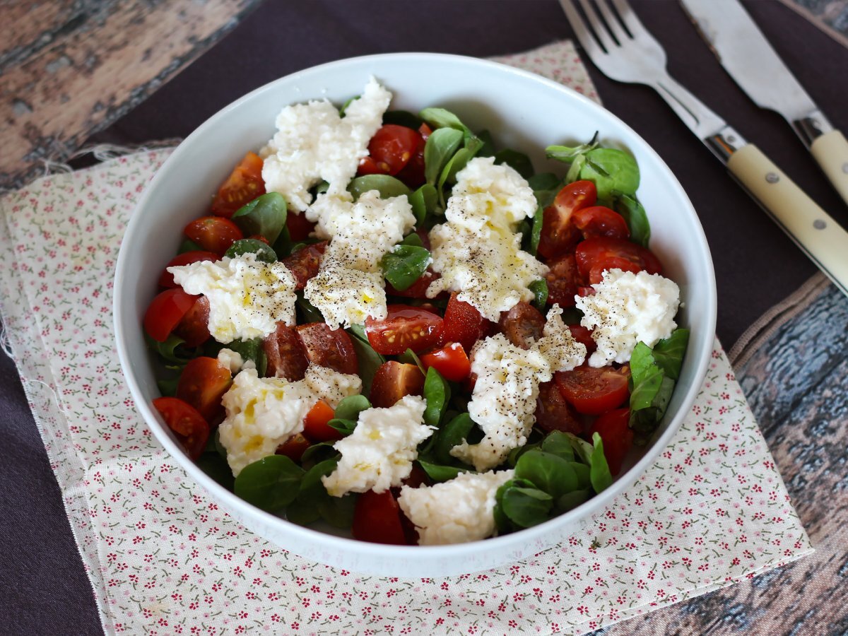 Homemade stracciatella, easy, cheap and quick recipe for burrata cream