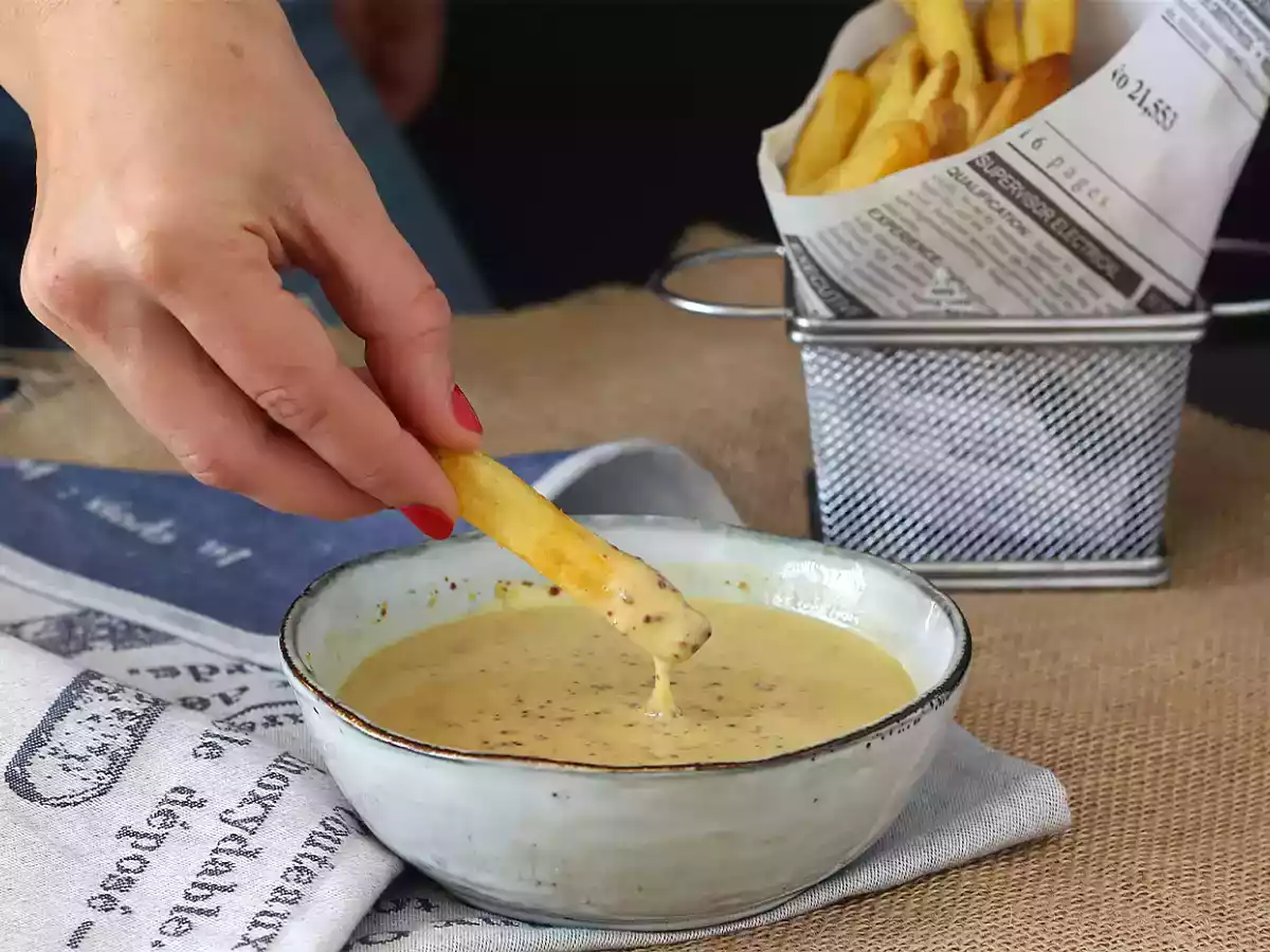 Honey and mustard sauce - an irresistible sweet and savory alliance