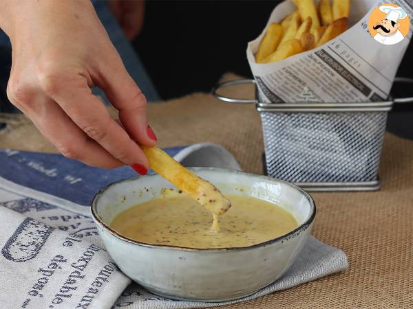 Honey and mustard sauce - an irresistible sweet and savory alliance