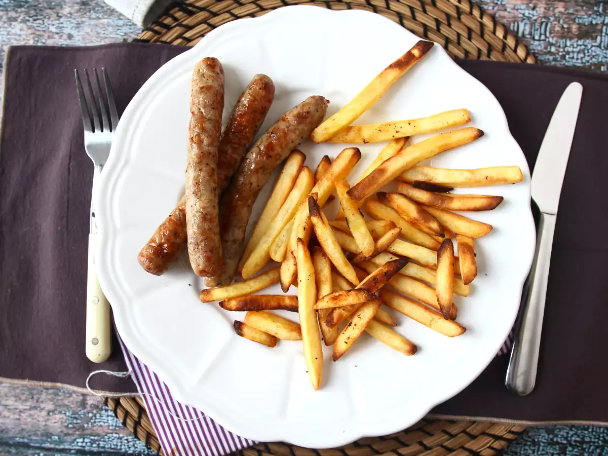How do I cook sausages in the air fryer?