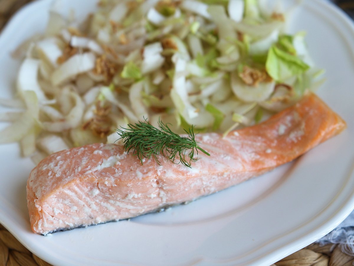 How to cook a salmon fillet in a pan?