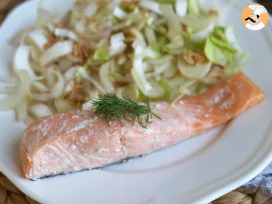 How to cook a salmon fillet in a pan?