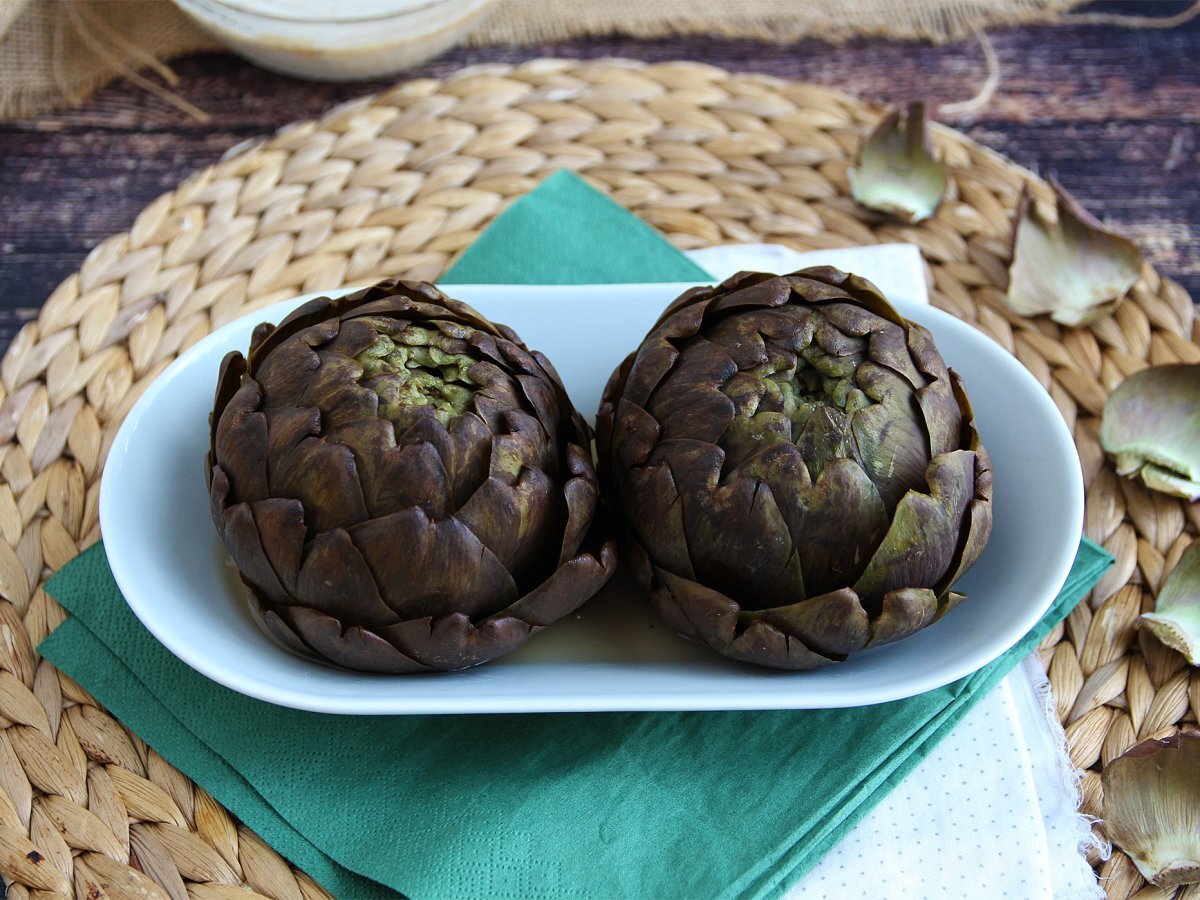 How to cook an artichoke in water?