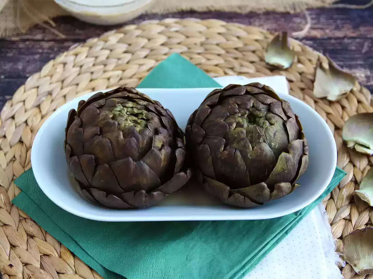 How to cook an artichoke in water?