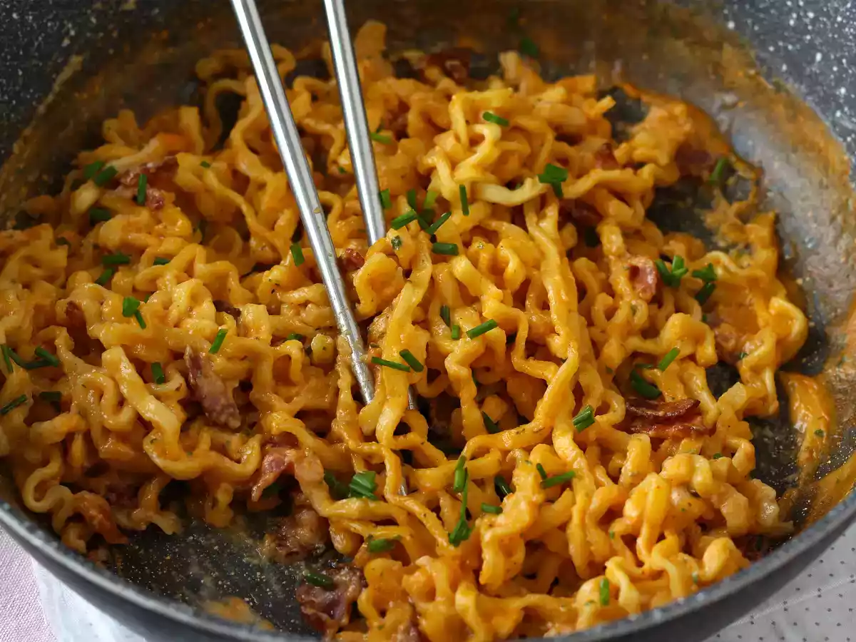 How to cook buldak carbonara flavor ramen? the best recipe with milk and cheese! - photo 2