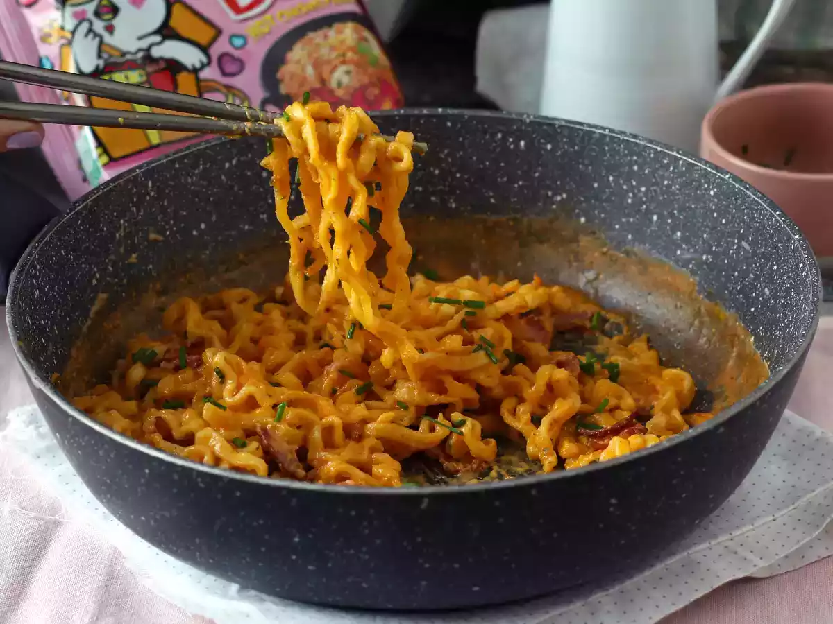 How to cook buldak carbonara flavor ramen? the best recipe with milk and cheese! - photo 3