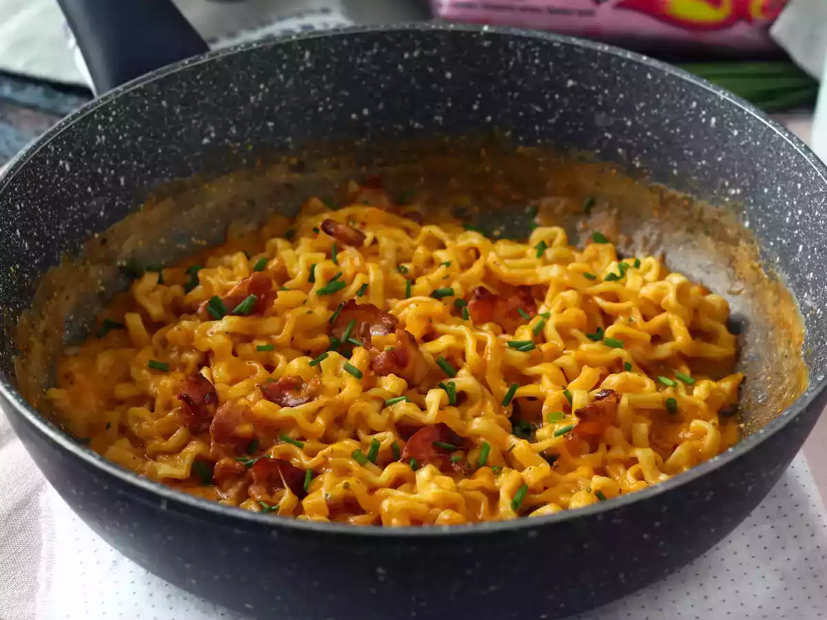 How to cook buldak carbonara flavor ramen? the best recipe with milk and cheese! - photo 5