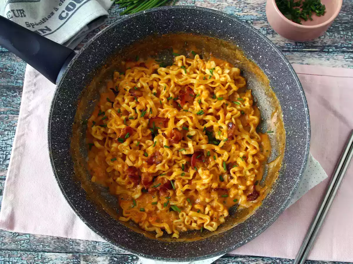 How to cook buldak carbonara flavor ramen? the best recipe with milk and cheese! - photo 6