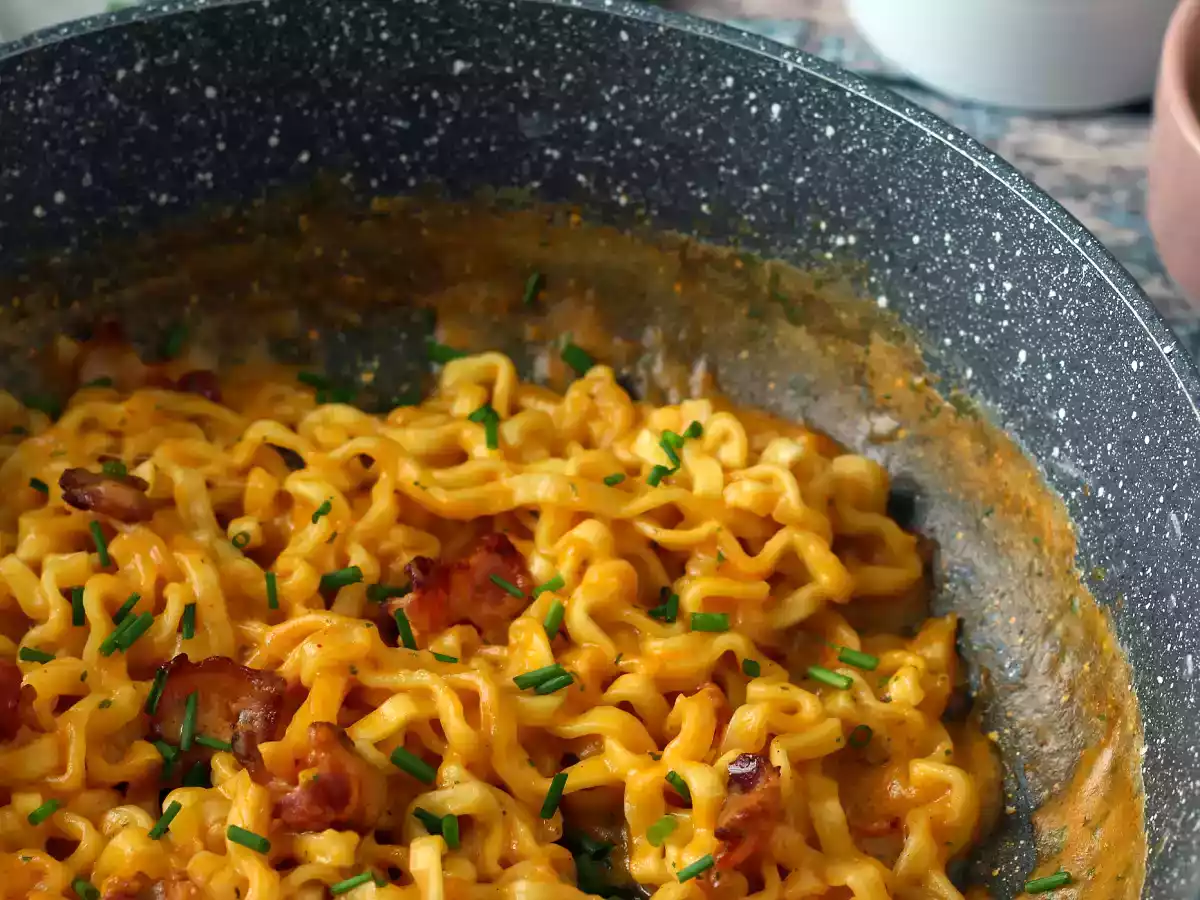 How to cook buldak carbonara flavor ramen? the best recipe with milk and cheese! - photo 7