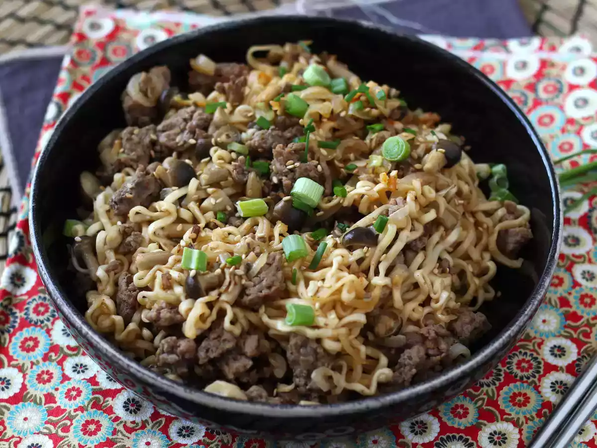 How to cook instant noodles? quick recipe with beef and mushrooms! - photo 6