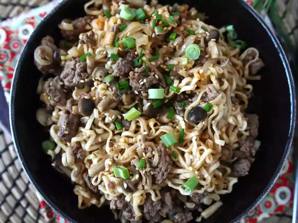 How to cook instant noodles? quick recipe with beef and mushrooms! - photo 7