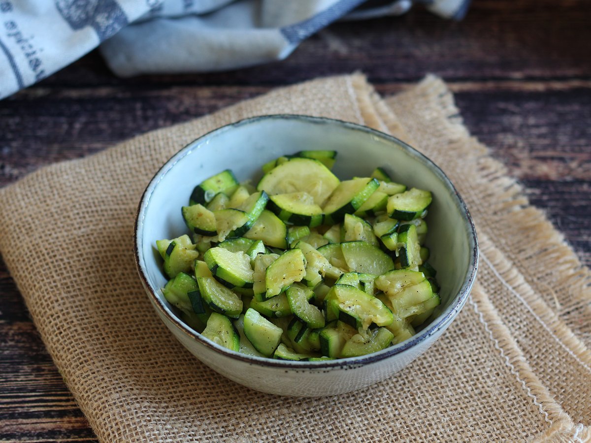 How to cook zucchini in a pan?