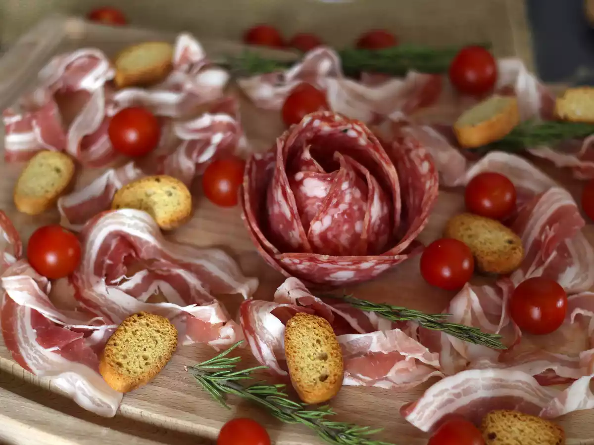 How to make a charcuterie board? rose folding with salami! - photo 2