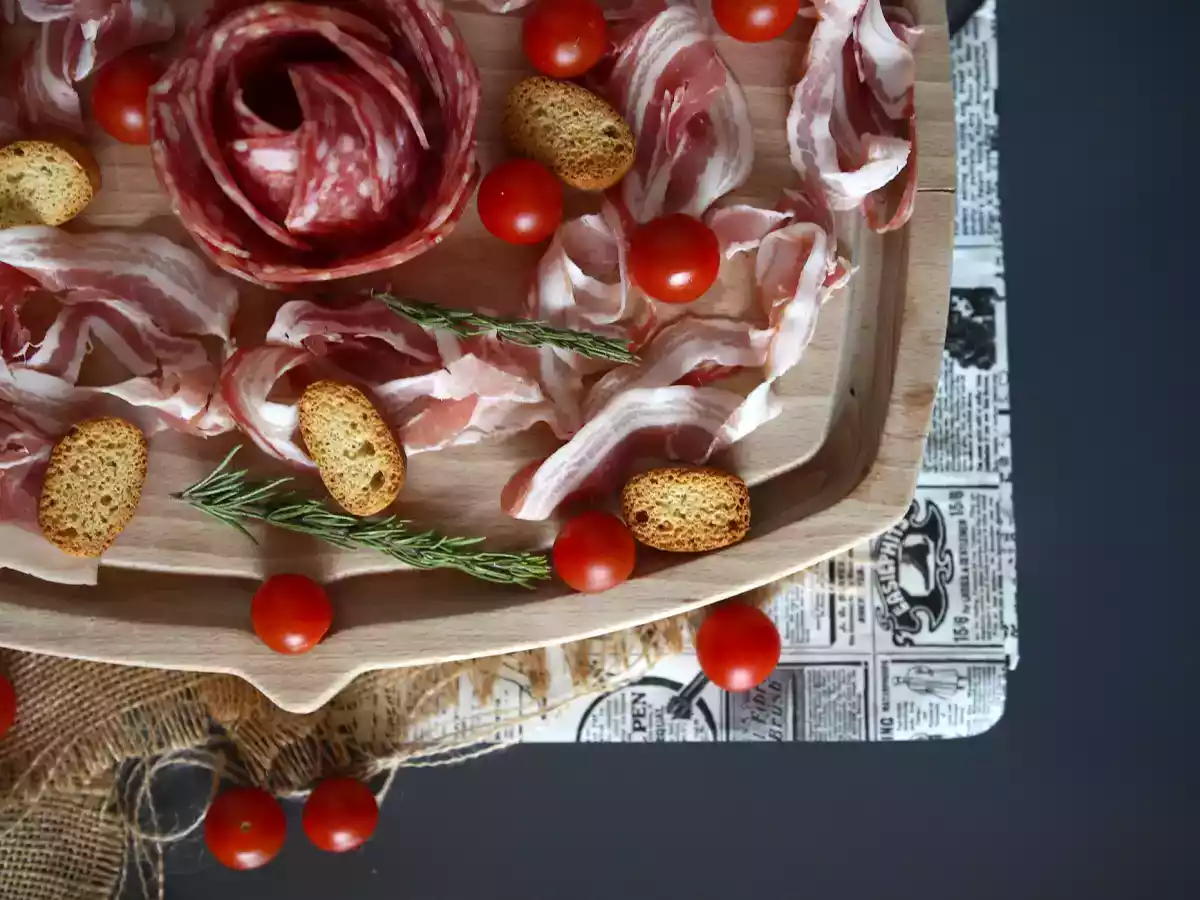 How to make a charcuterie board? rose folding with salami! - photo 3