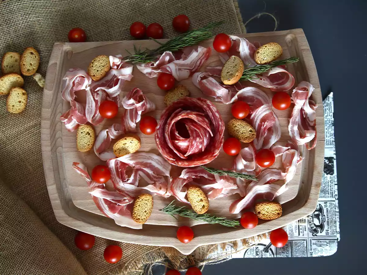 How to make a charcuterie board? rose folding with salami! - photo 5