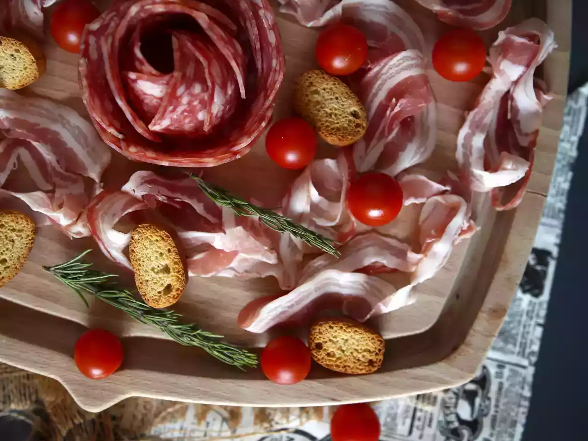 How to make a charcuterie board? rose folding with salami! - photo 6