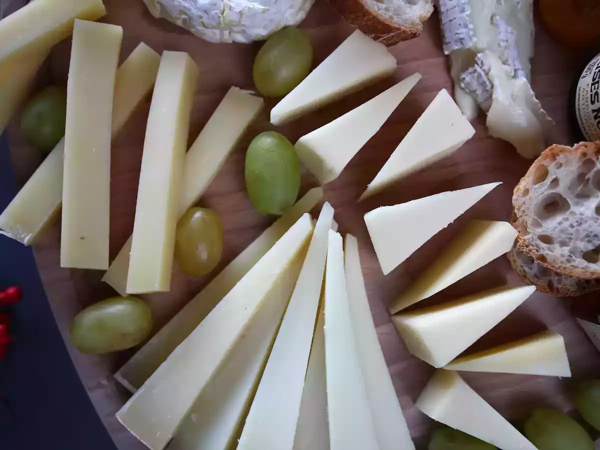 How to make a cheese platter? - photo 3