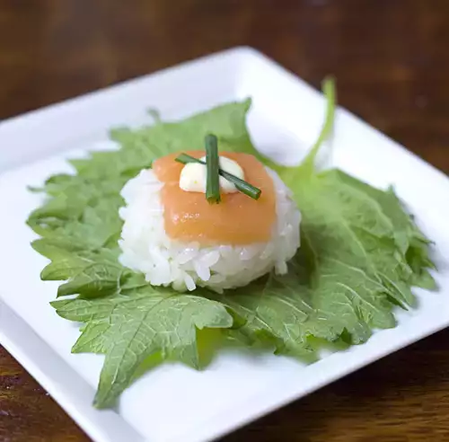 How to make temarizushi (ball-shaped sushi)