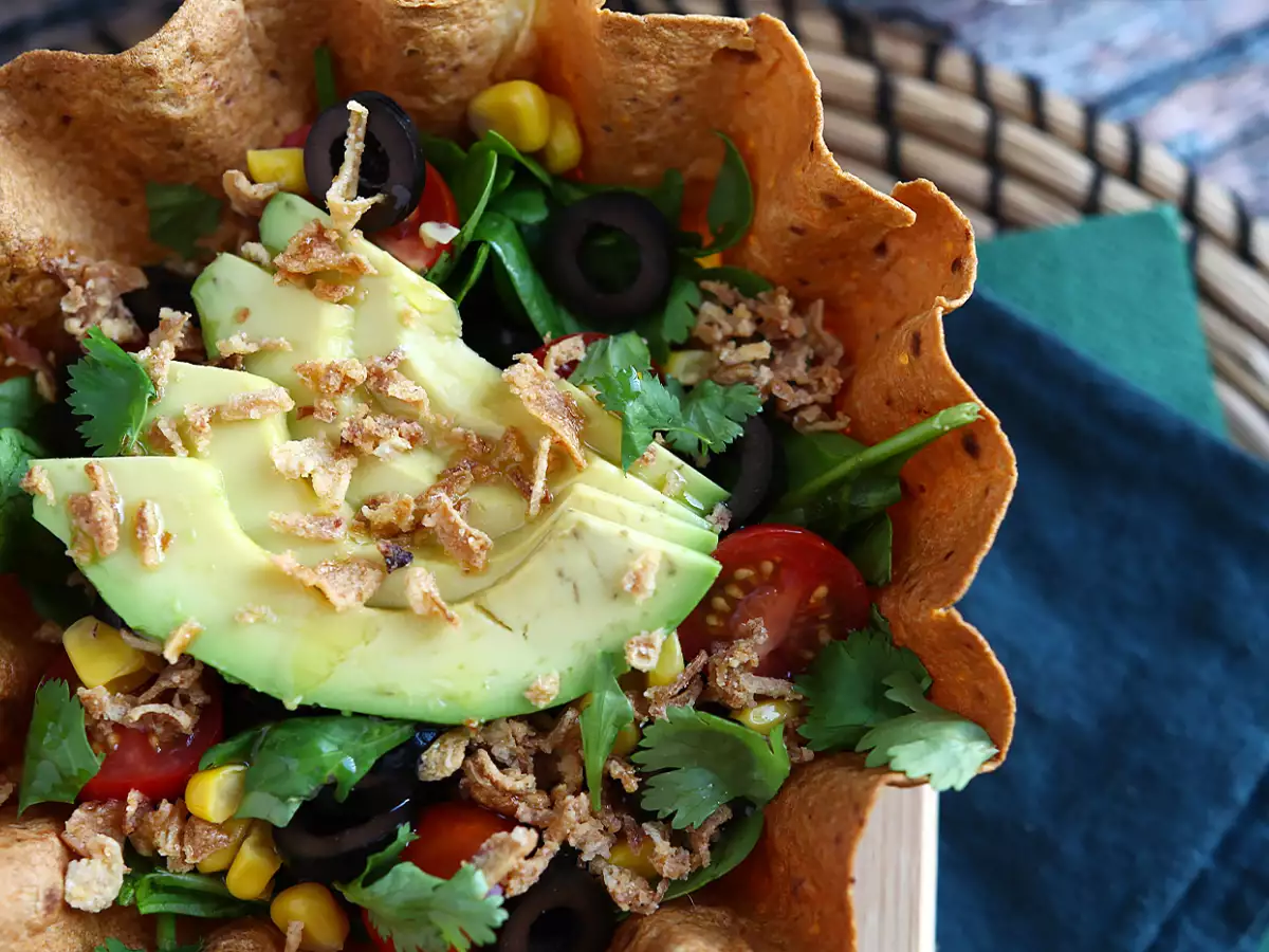 How to make tortilla bowls: an easy salad with no washing up! - photo 3