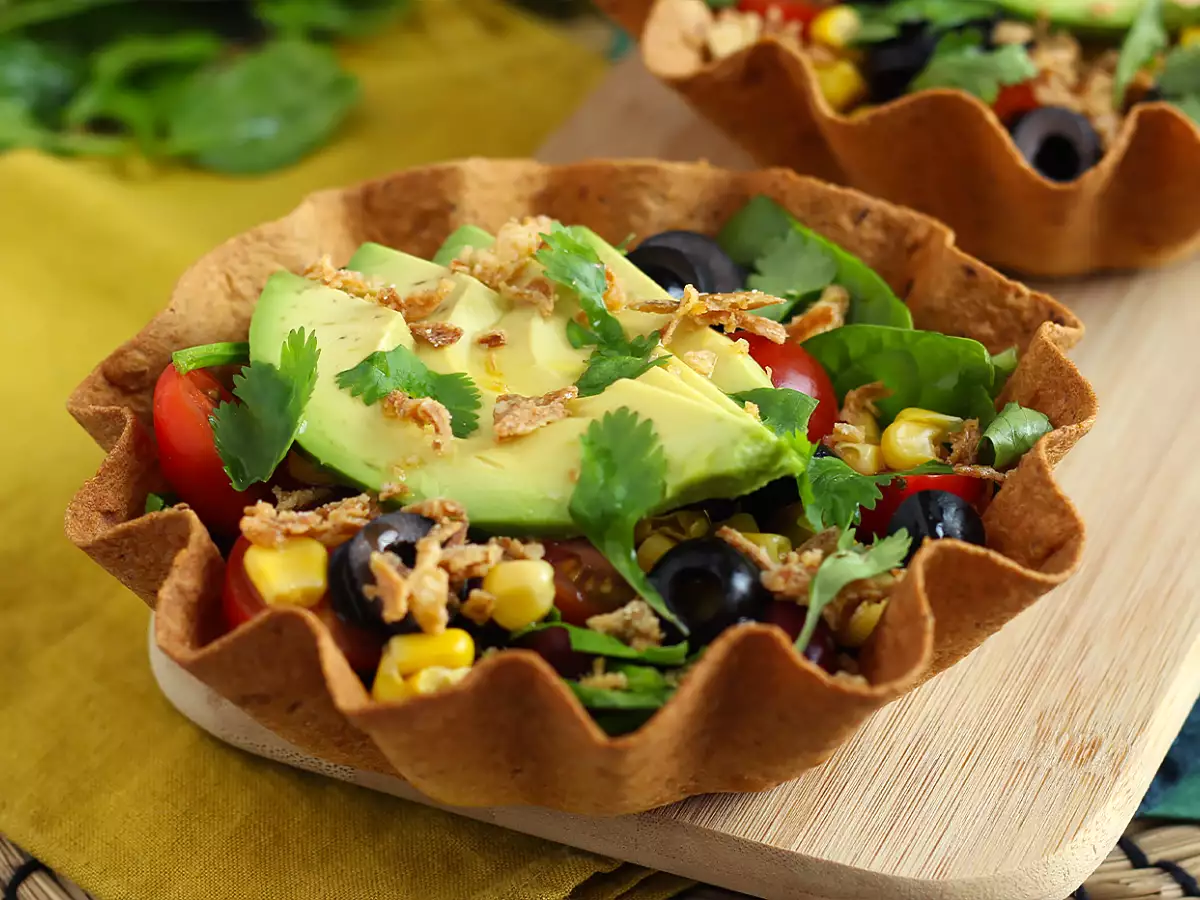 How to make tortilla bowls: an easy salad with no washing up! - photo 5