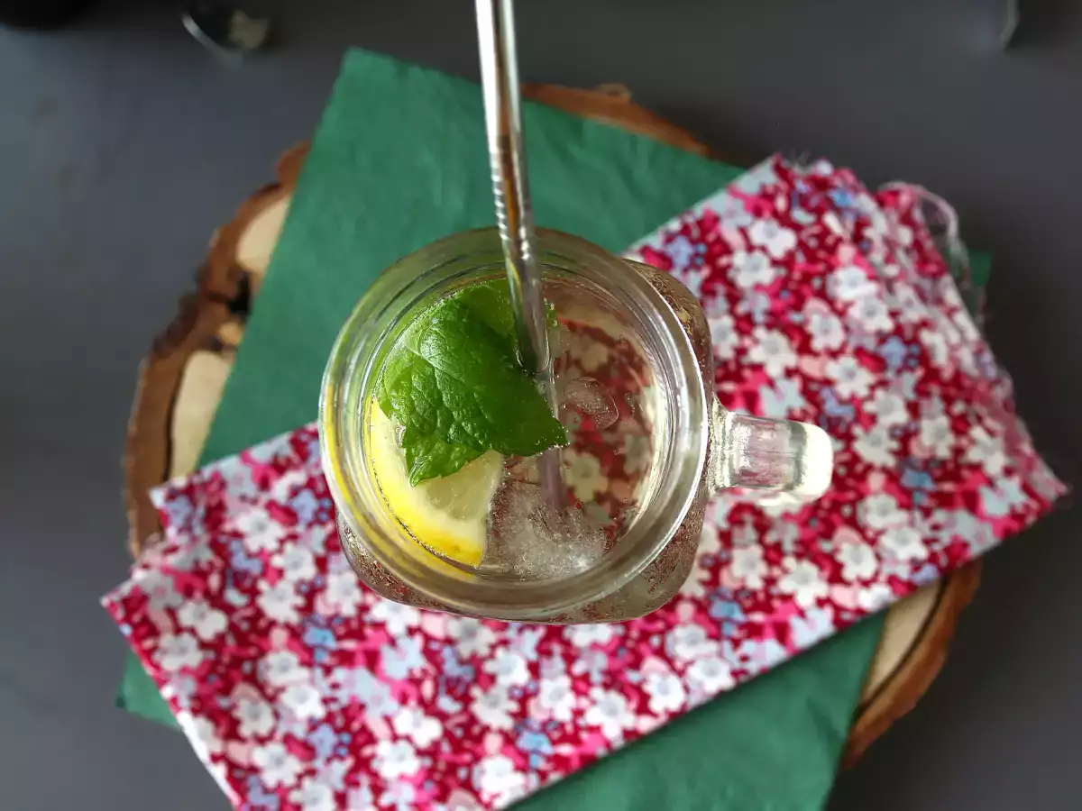 Hugo Spritz with elderflower syrup, a refreshing and sweet cocktail - photo 2