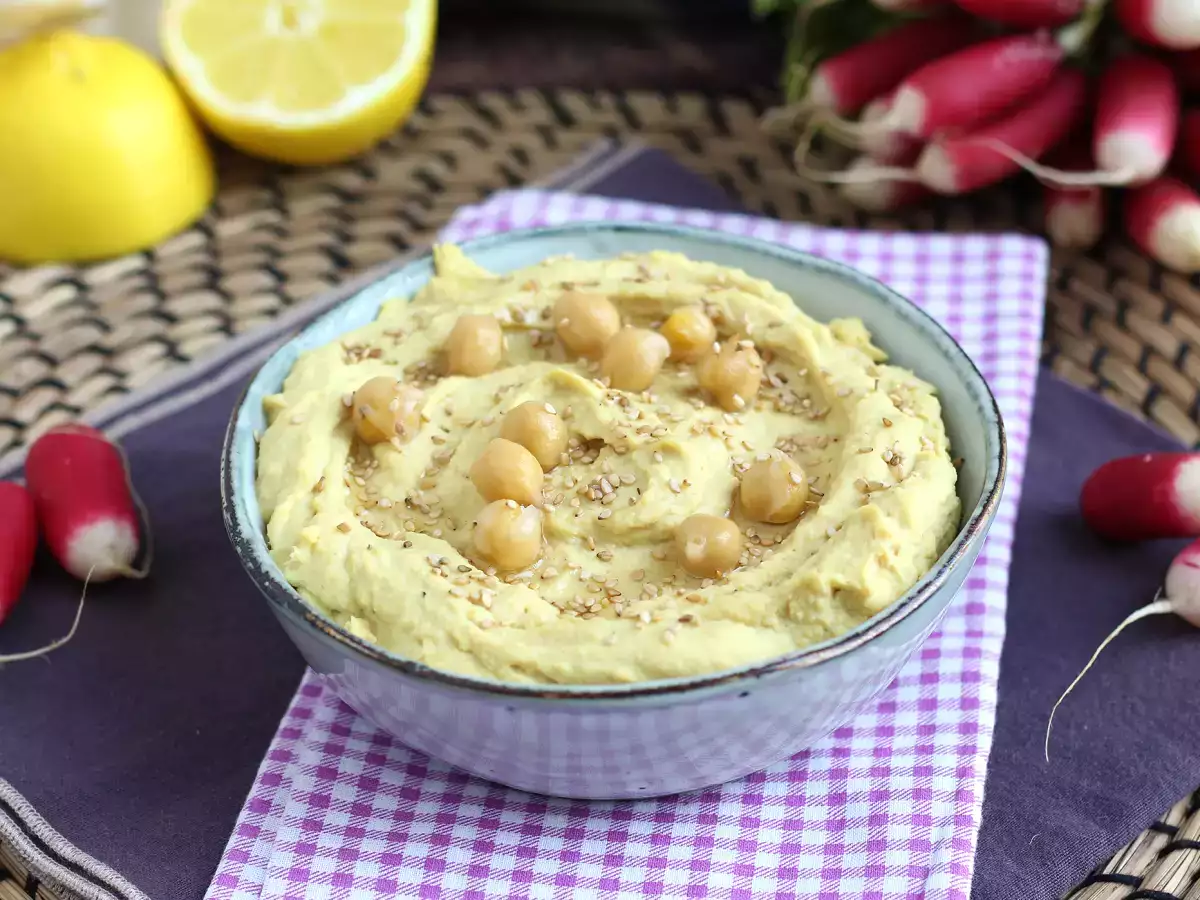 Hummus with preserved lemon for even more delicate flavors