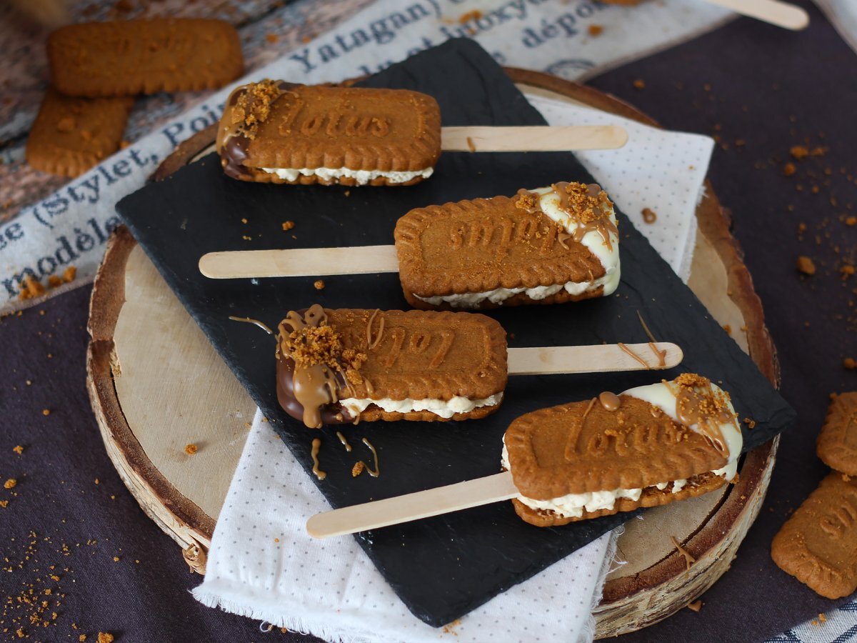 Ice cream sandwiches with Biscoff speculaas