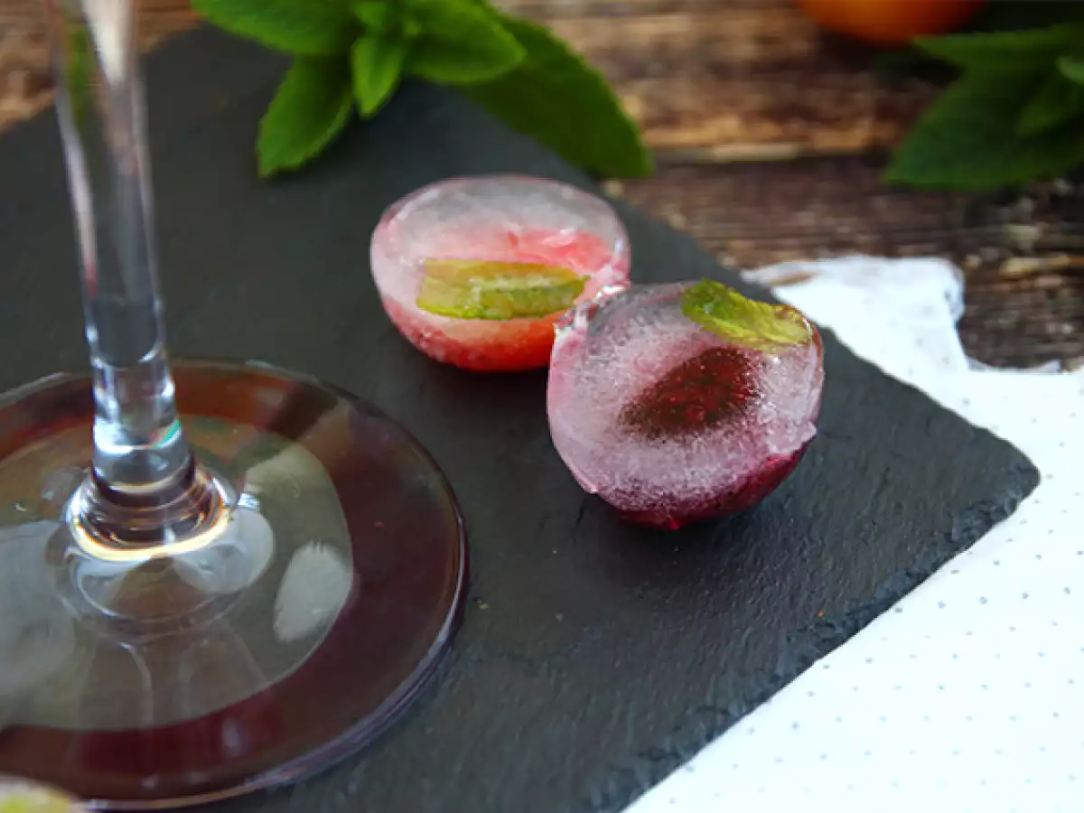 Ice cubes with red berries - photo 2