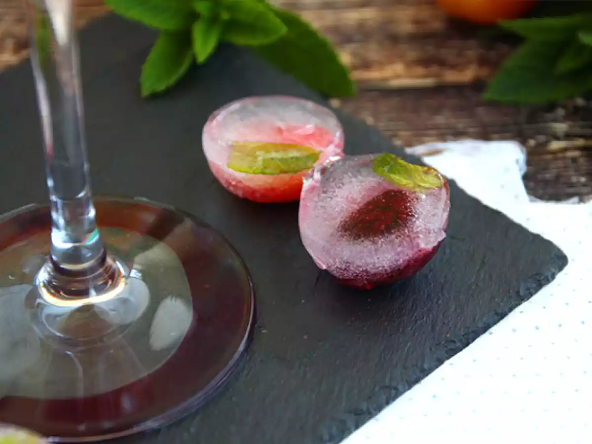 Ice cubes with red berries and mint leaves - photo 2
