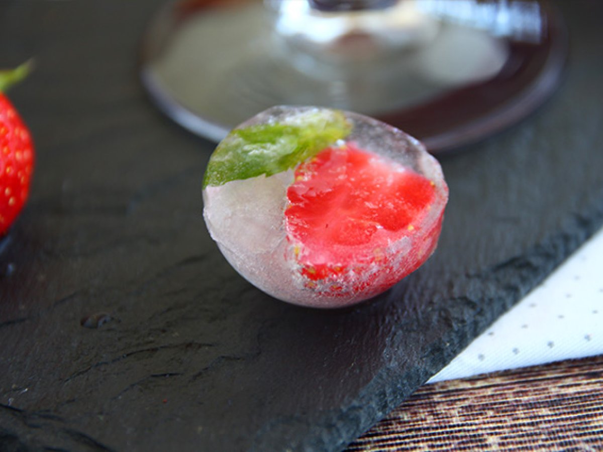 Ice cubes with red berries and mit leaves