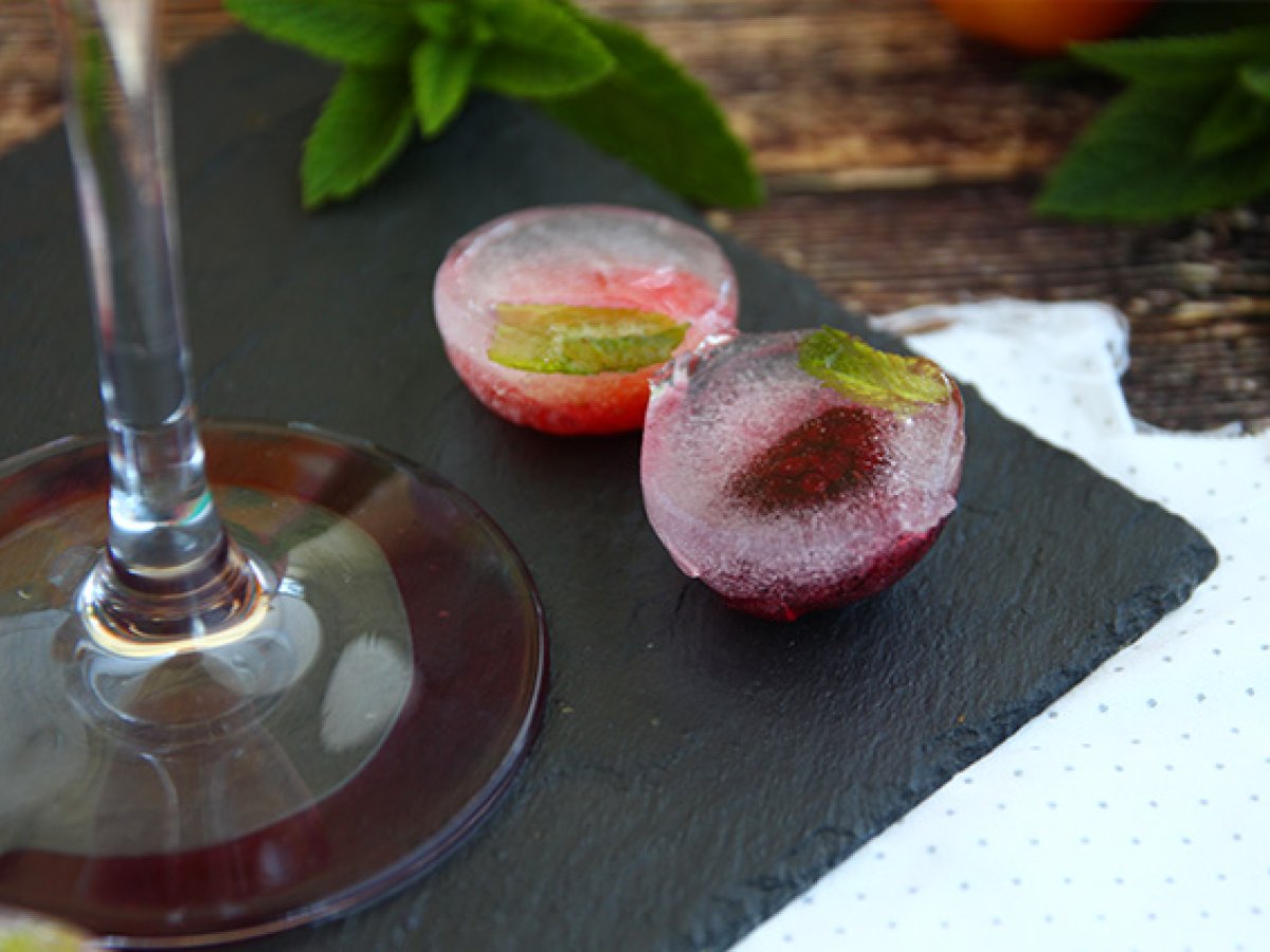 Ice cubes with red berries and mit leaves - photo 2