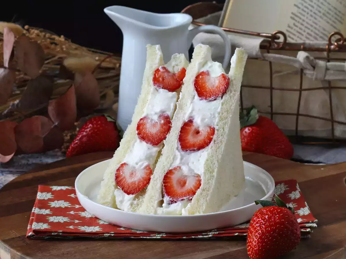 Ichigo sando, the Japanese strawberry sandwich! - 苺サンド - photo 2