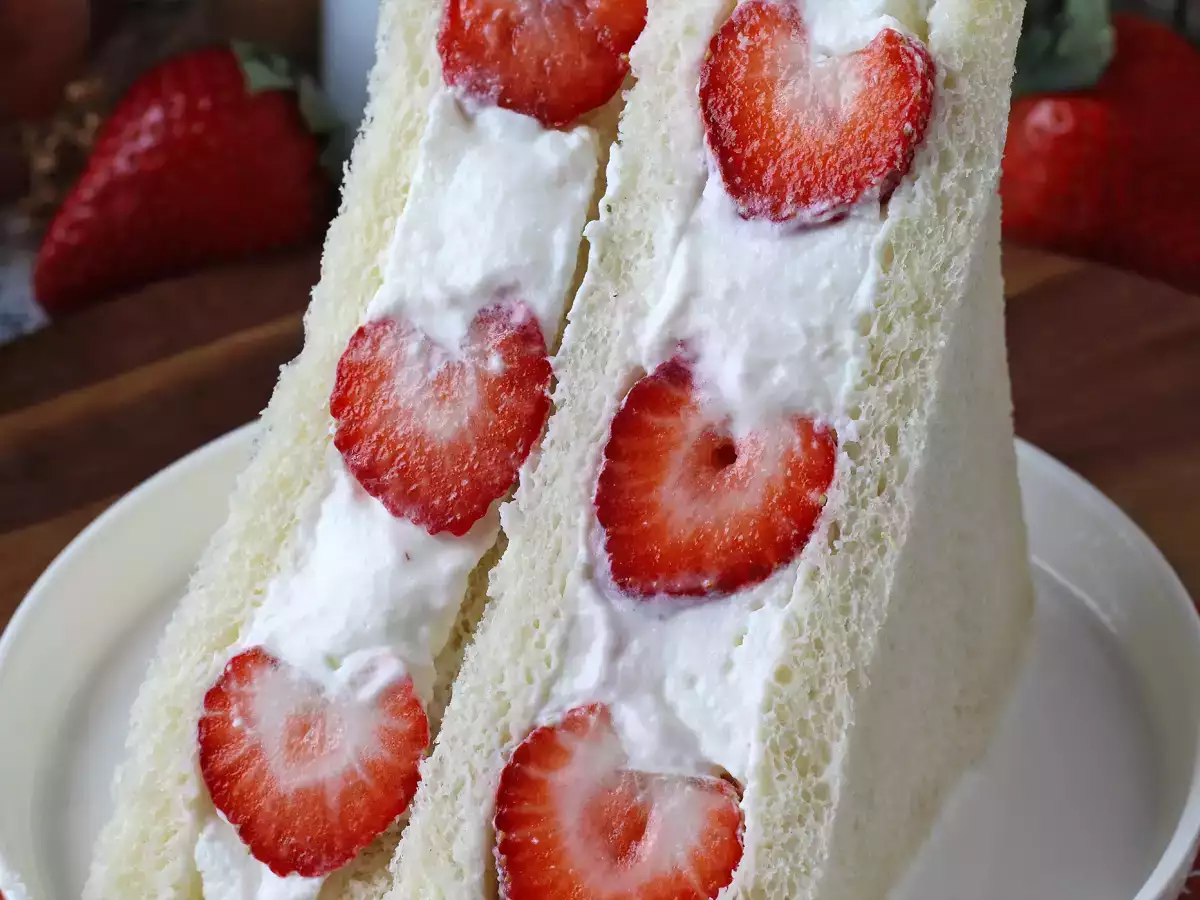 Ichigo sando, the Japanese strawberry sandwich! - 苺サンド - photo 3