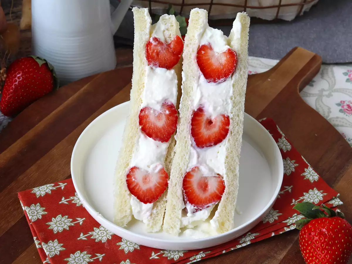 Ichigo sando, the Japanese strawberry sandwich! - 苺サンド - photo 4