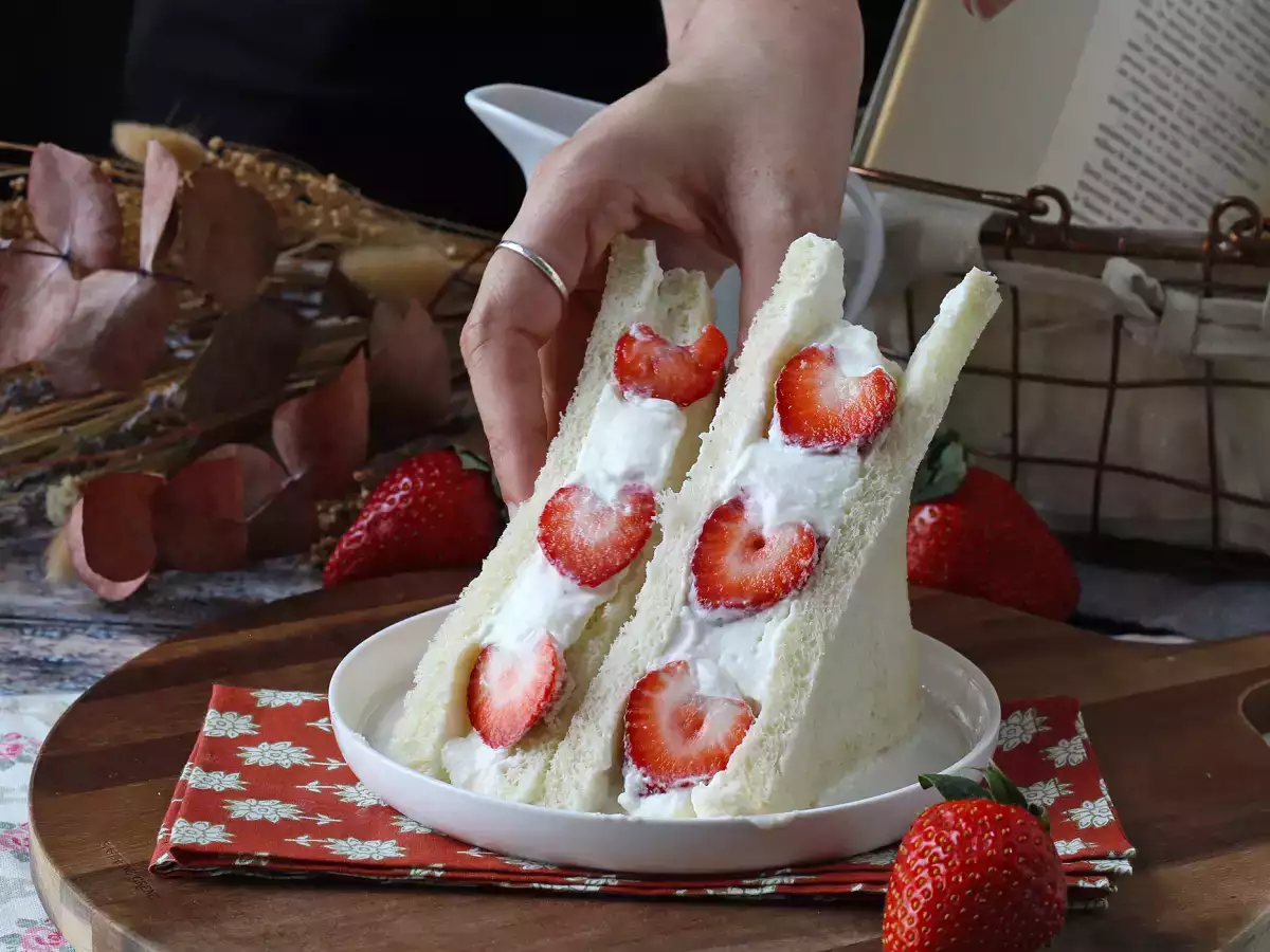 Ichigo sando, the Japanese strawberry sandwich! - 苺サンド - photo 5