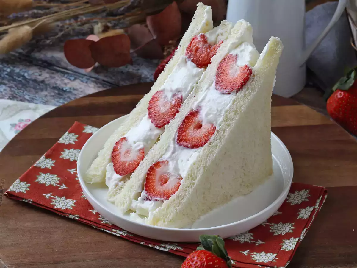 Ichigo sando, the Japanese strawberry sandwich! - 苺サンド - photo 6