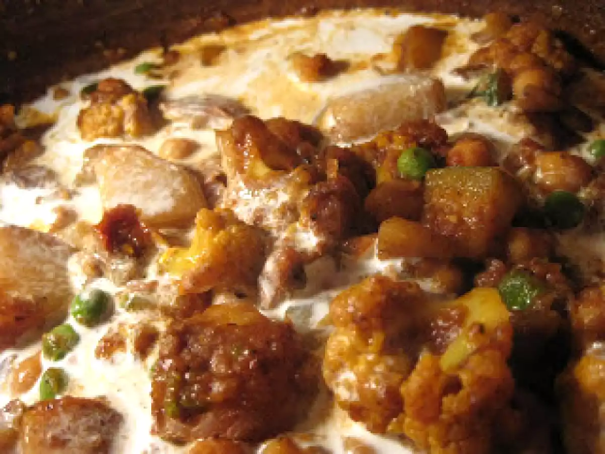 Indian Style Curry - potato, chick pea, zucchini, cauliflower and peas - photo 3