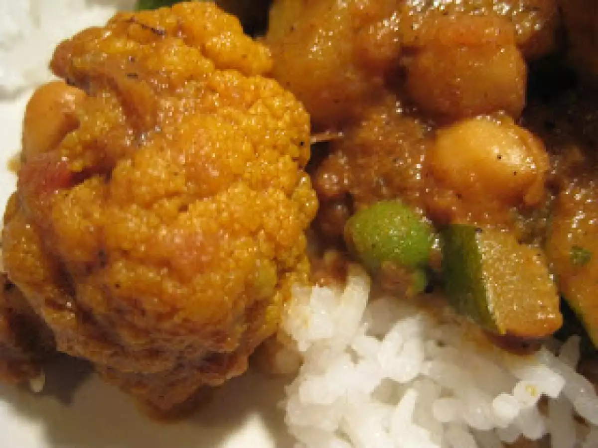 Indian Style Curry - Potato, Chickpea, Zucchini, Cauliflower and Peas - photo 2