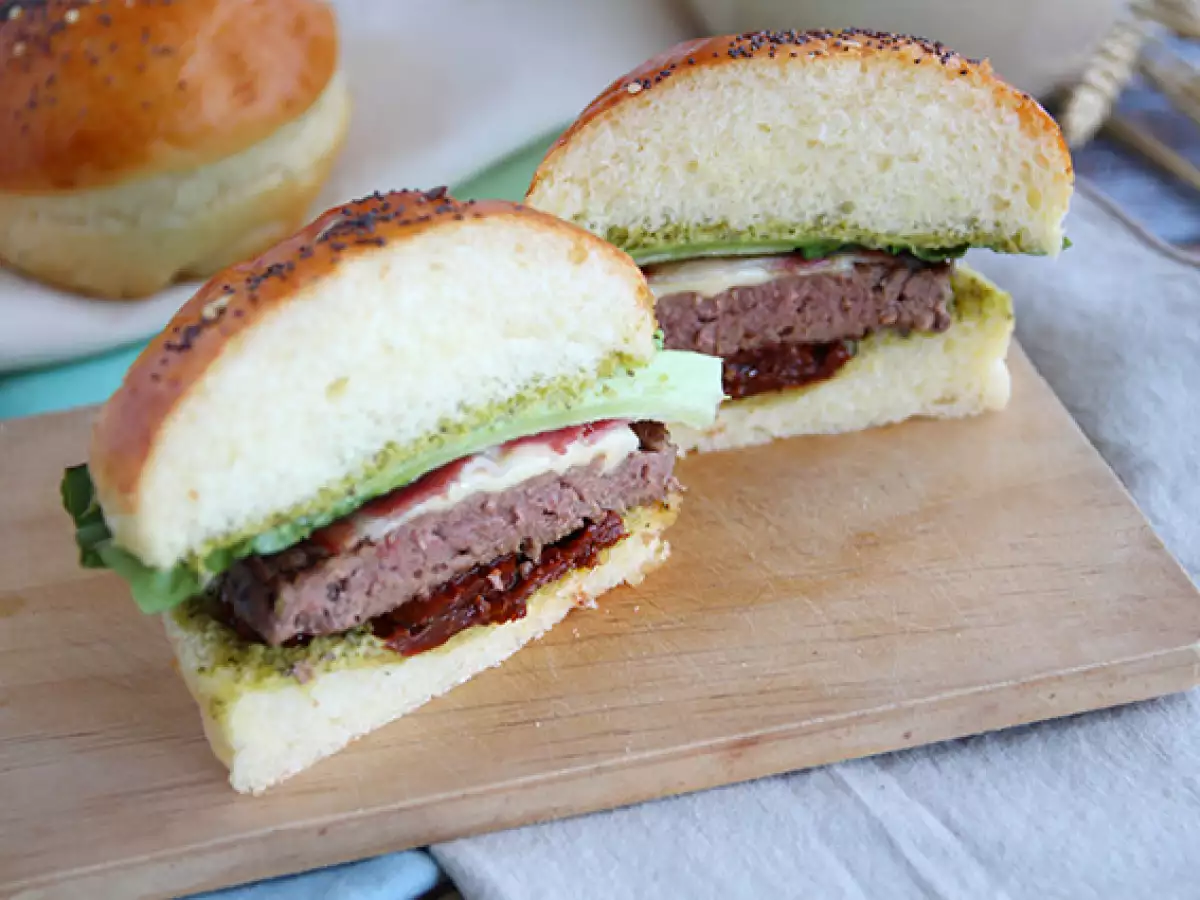 Italian style burger: pesto, sun-dried tomatoes, mozzarella - photo 2
