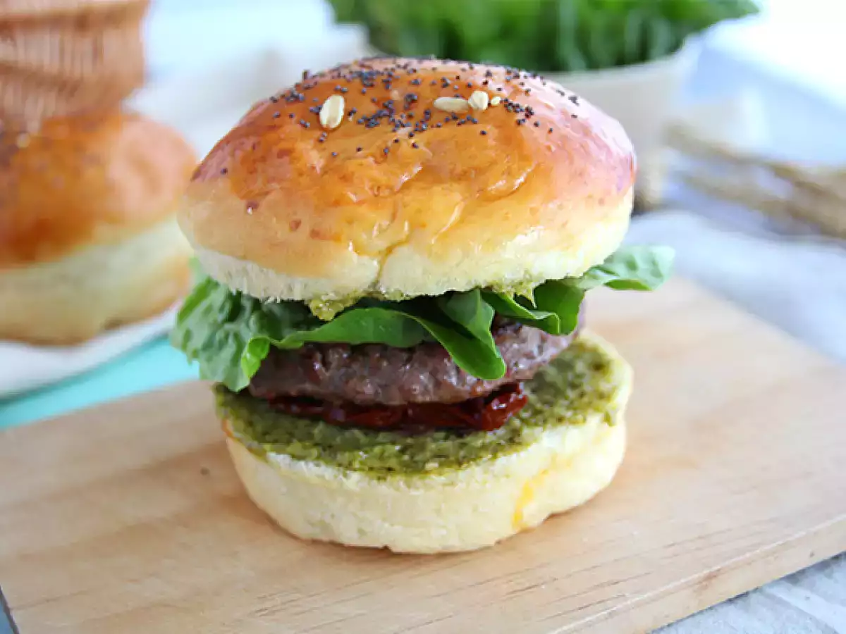 Italian style burger: pesto, sun-dried tomatoes, mozzarella - photo 3