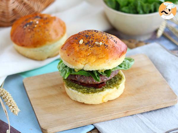 Italian style burger: pesto, sundried tomatoes, mozzarella