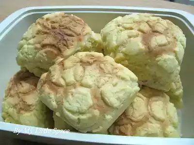 Japanese melon pan recipe with creamy chocolate filling