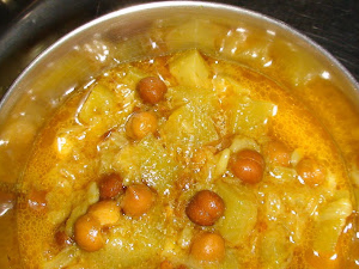 KALA CHANA AUR LAUKI KI SABZI (Black Chickpeas & Bottle Gourd Gravy)