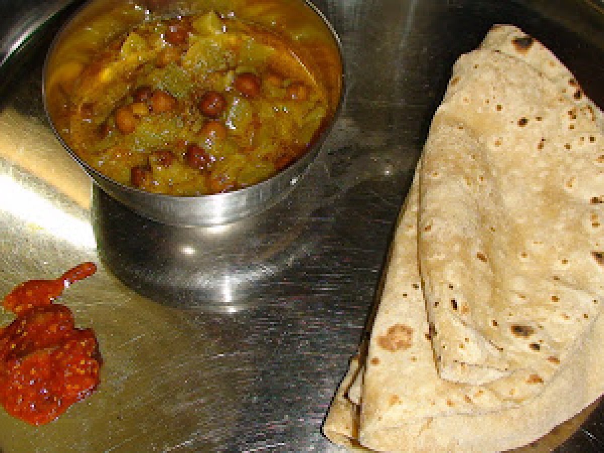 KALA CHANA AUR LAUKI KI SABZI (Black Chickpeas & Bottle Gourd Gravy) - photo 2