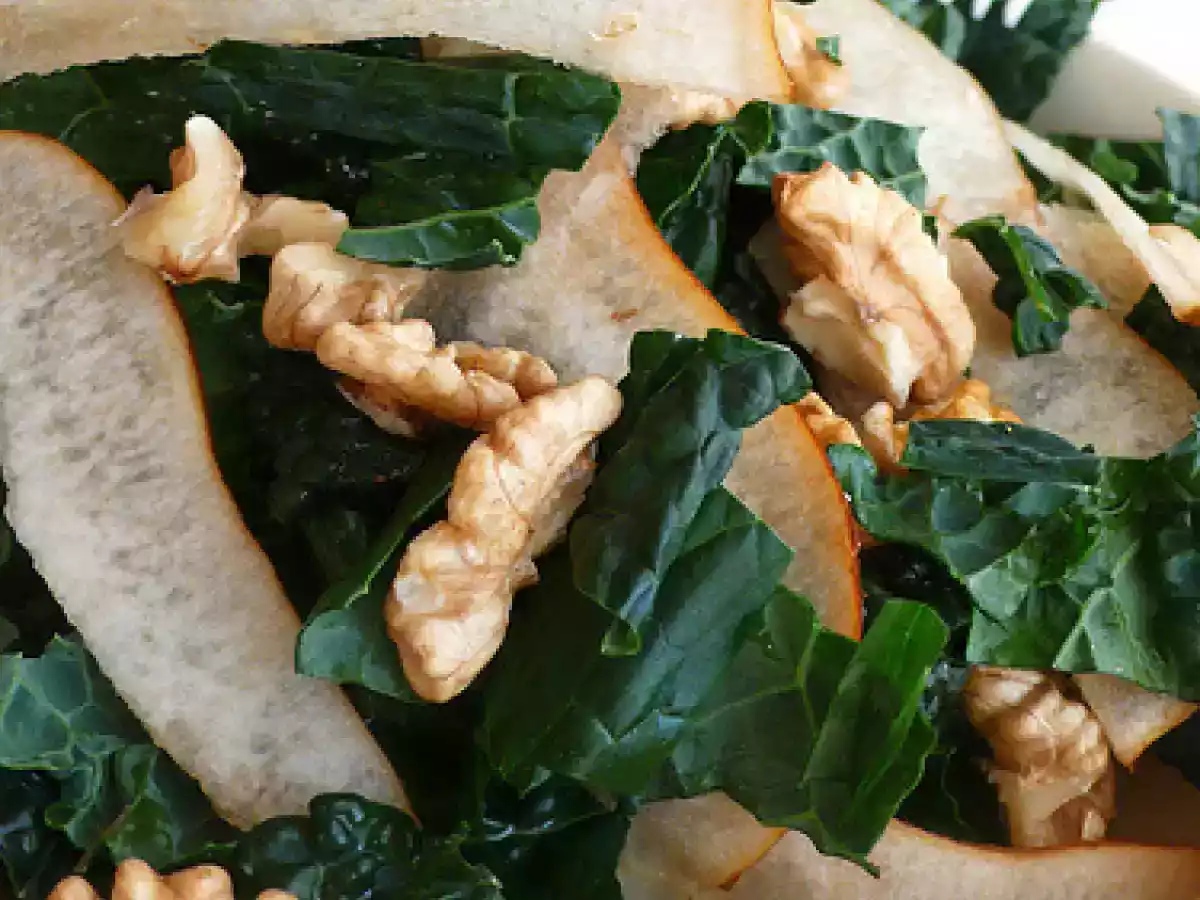 Kale, pear and walnut salad with lemon, ginger and vanilla dressing