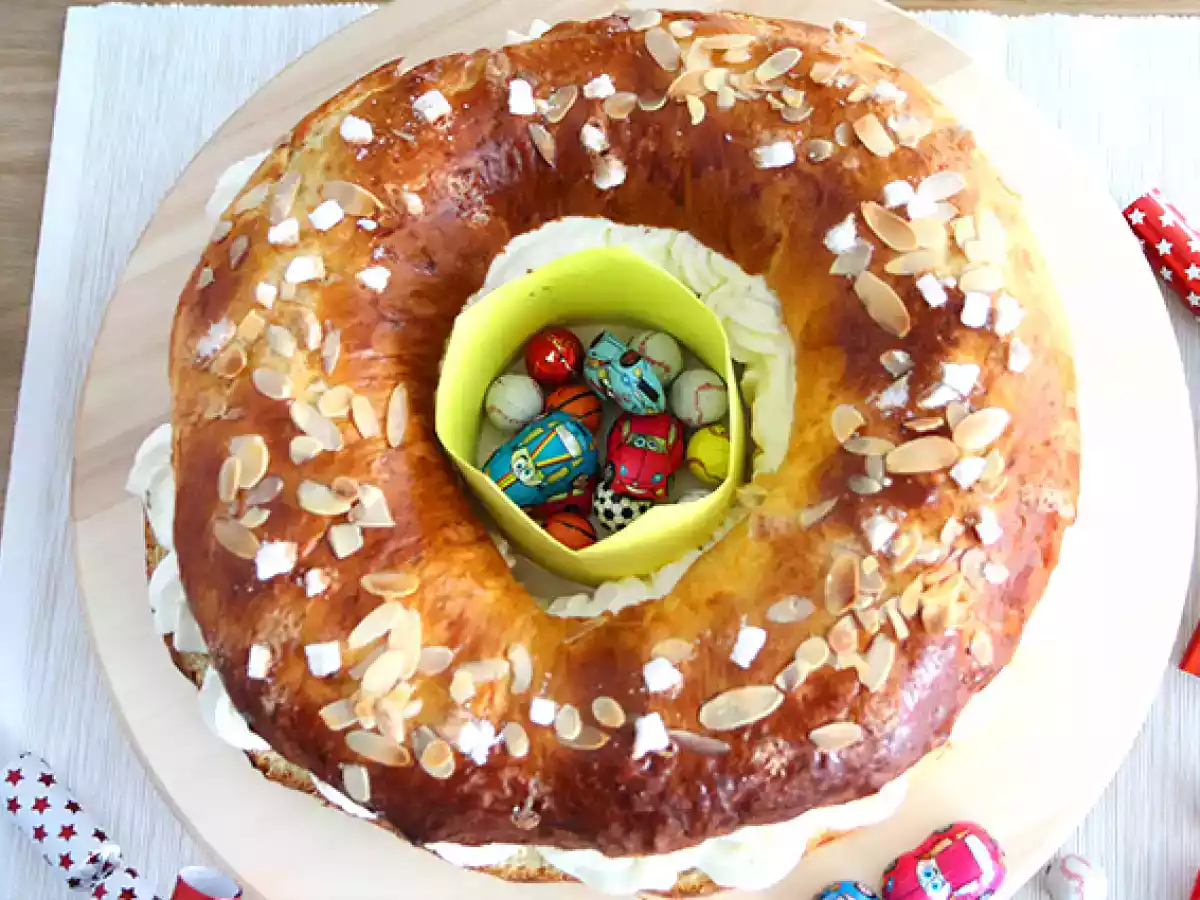 King's brioche stuffed with whipped cream, fluffy and creamy - spanish roscón de reyes - photo 2