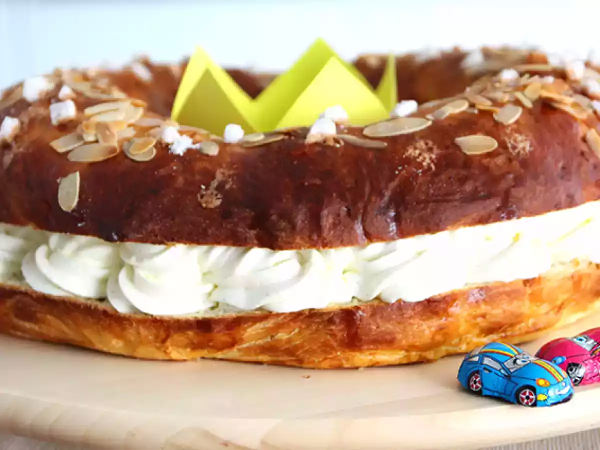 King's brioche stuffed with whipped cream, fluffy and creamy - spanish roscón de reyes - photo 3